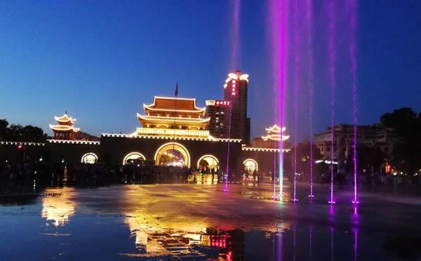 曲靖南城门广场音乐喷泉“七一”专场喷泉表演